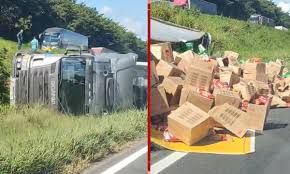 Acidente na BR-324: Carreta com Biscoitos Tomba e Causa Lentidão
